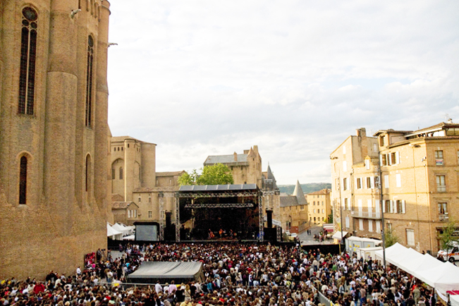 Concert du festival Pause Guitare &agrave; Albi, en contrebas de la cath&eacute;drale Sainte-C&eacute;cile, ambiance musicale et patrimoine historique