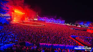 Festival Pause Guitare &agrave; Albi - Grande sc&egrave;ne illumin&eacute;e la nuit pendant un concert en plein air 