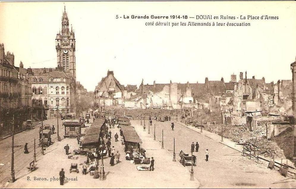 Douai - LA Place d'Armes détuite par les Allemands à leur évacuation